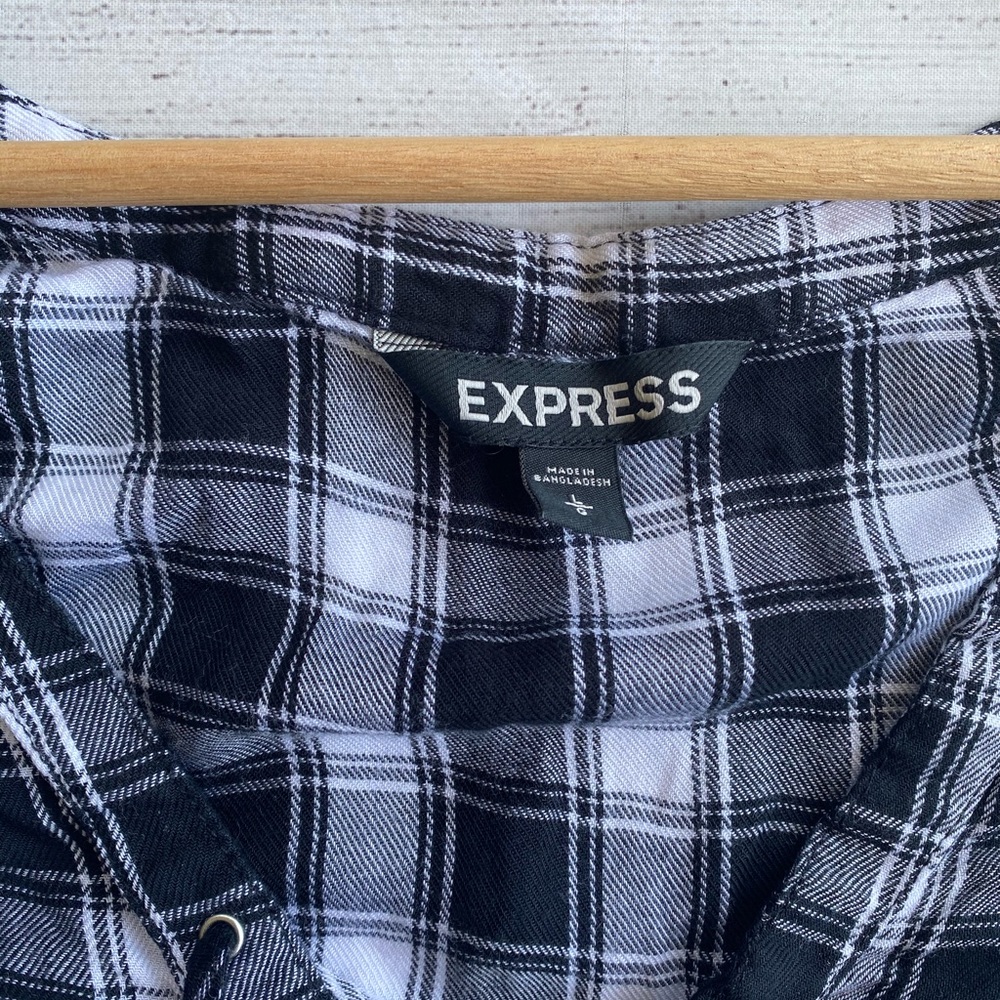 EXPRESS Plaid Top - Picture 5 of 9